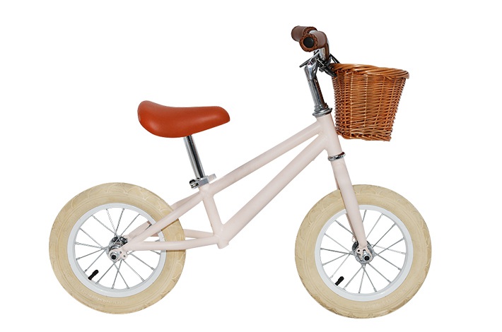 O fabricante de bicicletas para adultos e crianças apresenta as características das bicicletas de equilíbrio